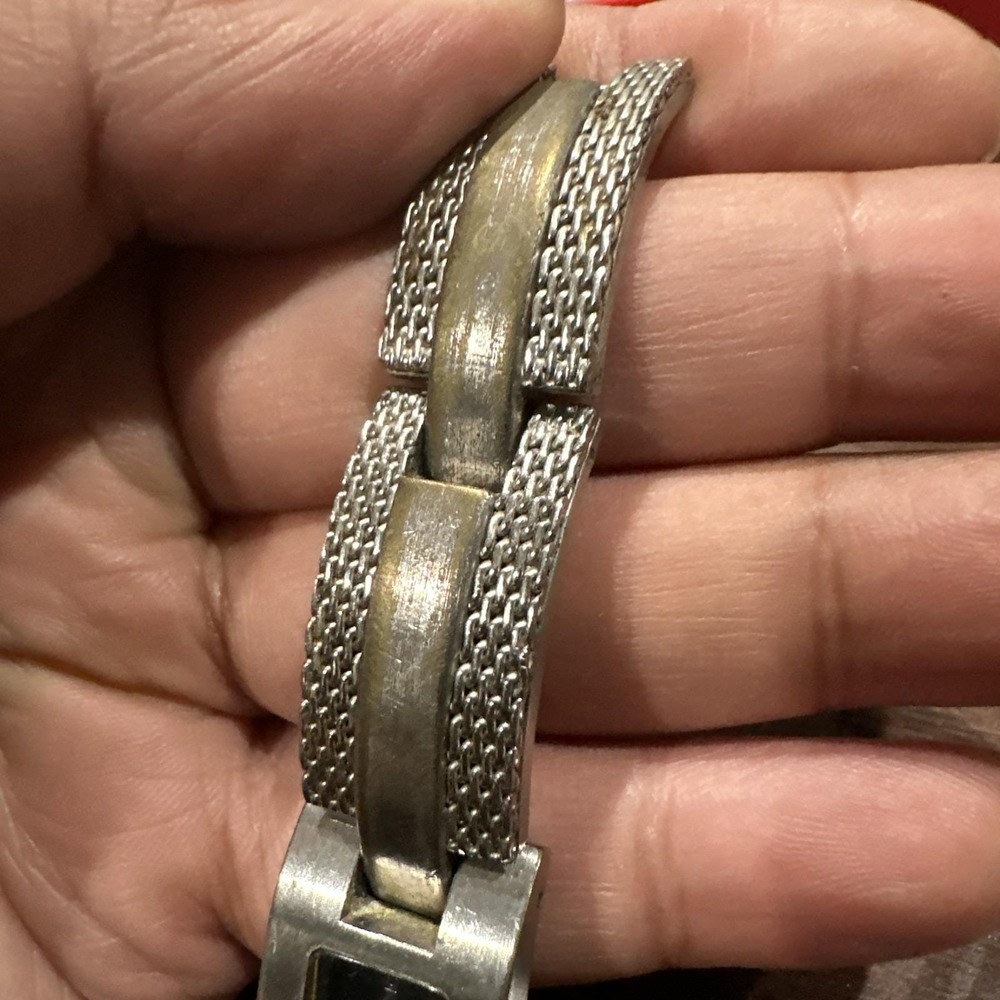 Runs DKNY Women's Silver Toned Bracelet Band Analog Watch Fits Small Wrist 4-5in - Picture 3 of 9